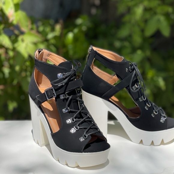 Qupid CRANK Black Lace Up Lug Sole Ultra Platform Bootie Heel Sandals - Picture 5 of 11